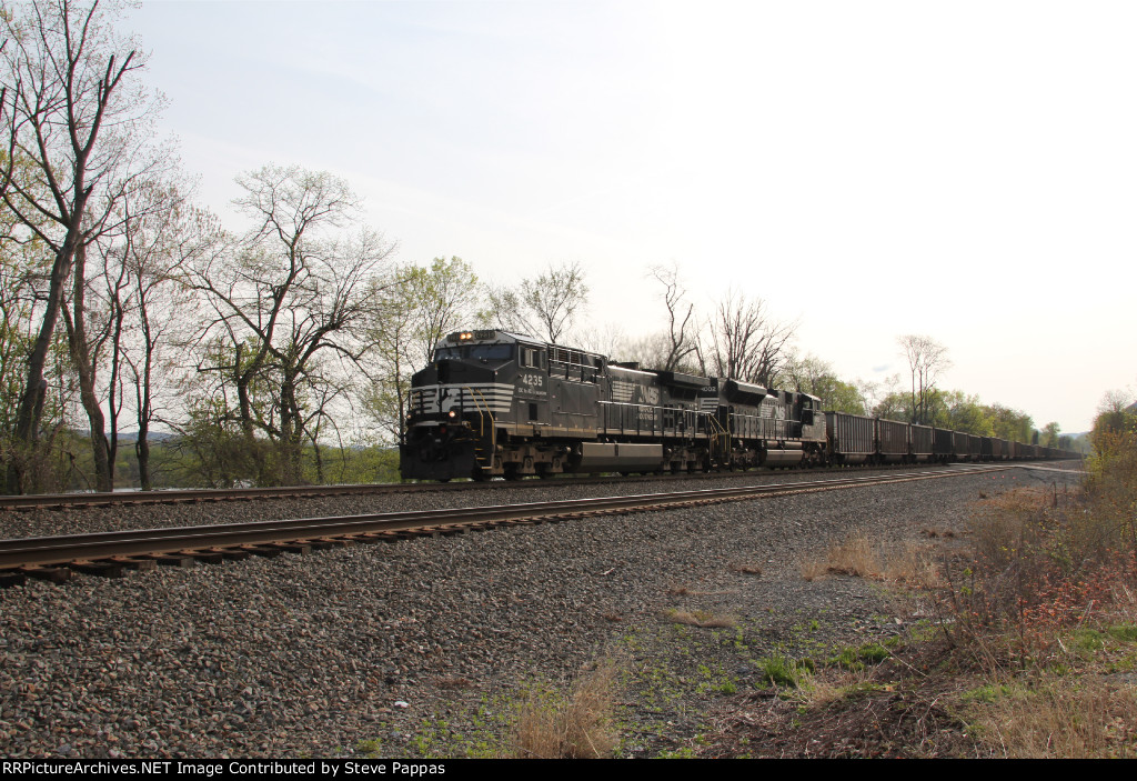 Norfolk Southern train 595 through Cove PA with 4235 leading